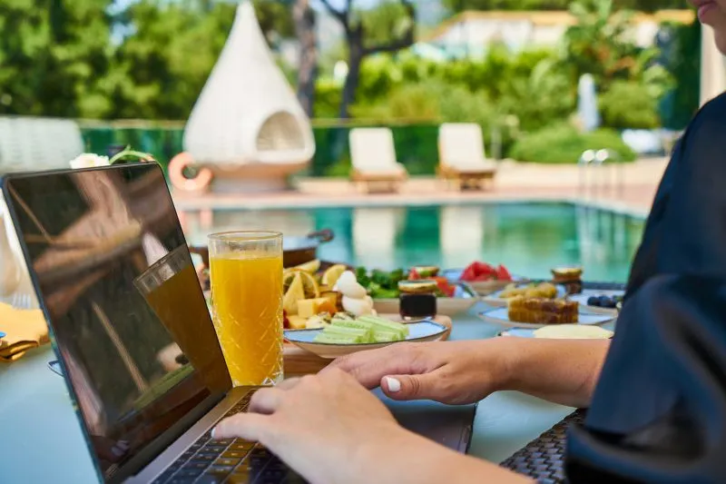 Internet do hotelu – jak zapewnić klientom stabilne łącze?